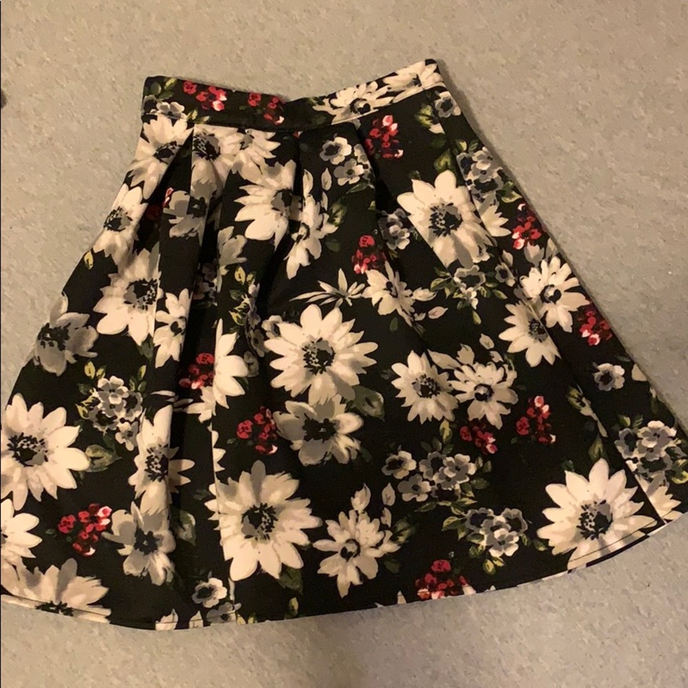 SOLD>Hollister floral skirt #neverworn#